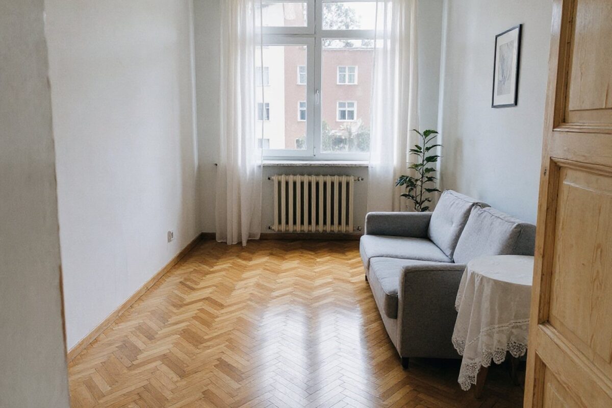 To samo mieszkanie po home stagingu i przygotowaniu do sesji